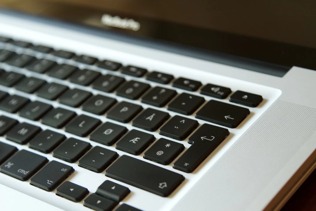 EU MacBook Pro keyboard layout