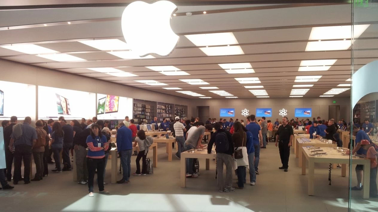 crowed apple store